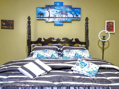 坎帕拉Lima's Vacation 1BR Apt with Wi-Fi & Netflix in Kampala, Namugongo road的一间卧室配有一张带蓝色和白色枕头的床