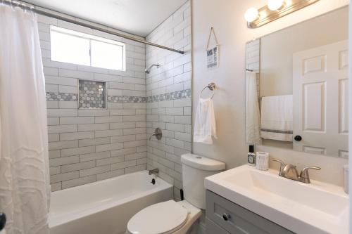 约书亚树Minutes to JT National Park, Hot Tub & Game Room的白色的浴室设有卫生间和水槽。
