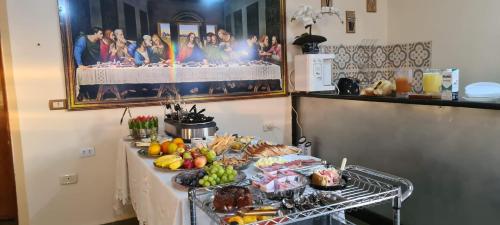特林达迪Pousada Romeiros do Pai Eterno的一张桌子,上面有自助餐