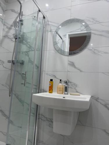 NortholtJJ Serviced Apartment - Close to Tube Station & Near Central London & Wembley的白色的浴室设有水槽和镜子