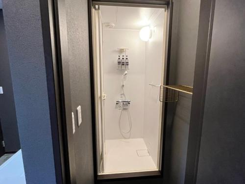 阿扎格瓦SAMURISE 81INN - Vacation STAY 60981v的带淋浴的浴室,带玻璃门