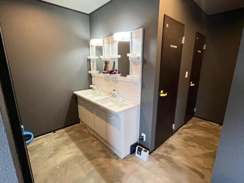 阿扎格瓦SAMURISE 81INN - Vacation STAY 60983v的一间带水槽和镜子的浴室