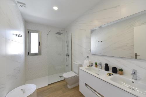 圣尼科拉斯村Apartamento Starlight La Aldea I的白色的浴室设有卫生间和水槽。
