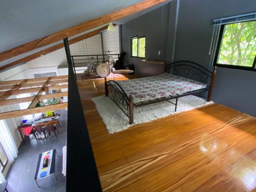 曼巴豪Laguna Loft Camiguin的一间带床和楼梯的客厅
