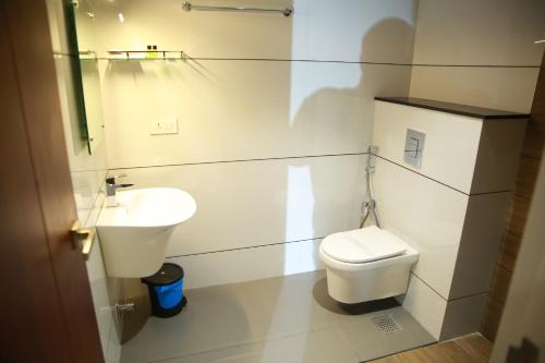 MahePEARL MAHE的白色的浴室设有卫生间和水槽。