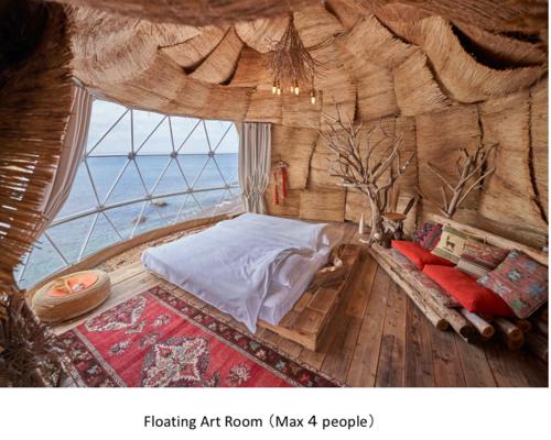ItoshimaITOSHIMA SDGs Village Chikyu MIRAI -Floating Art room or Bali Forest room-的一间带床的卧室,位于带窗户的房间内