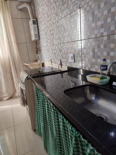 里约热内卢Ap Estacio的一个带水槽和浴缸的厨房台面