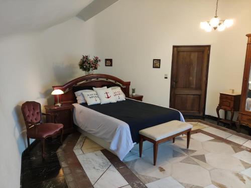 Charming Villa的一间卧室配有一张床和一把椅子