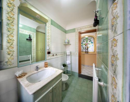 伊斯基亚La Finestra sul Mare的一间带水槽、卫生间和镜子的浴室