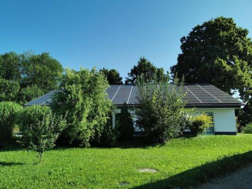 比格兰Bungalow mit 200 qm Wohnfläche :)的屋顶上设有太阳能电池板的房子
