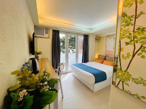 香港浪涛轩的酒店客房配有床、桌子和镜子