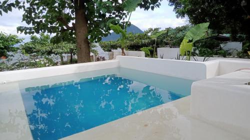 LaurelBaywalk Suites Batangas的蓝色水屋后院的游泳池