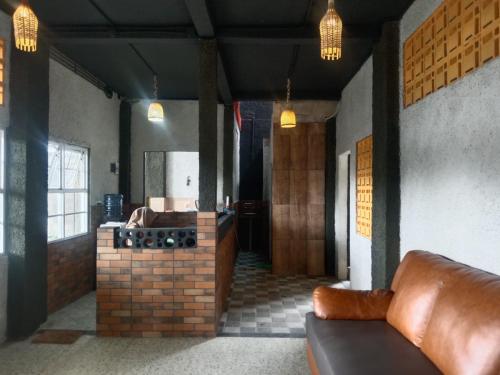 KadudampitPondok Wisata Syariah Deporiz的带沙发的客厅和厨房