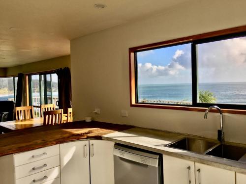 阿希帕拉Panoramic Views - House的一个带水槽的厨房,享有海景