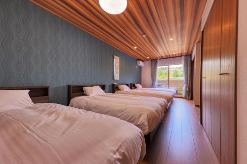 富士河口湖Glamping Cottage Kawaguchiko的房间里一排四张床