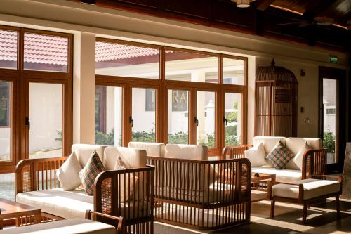 北宁Senna Wellness Retreat的客厅配有白色的沙发和窗户。