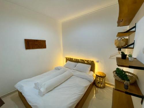 NgaglikCasa Tartu - Modern Rustic Family Home的一间卧室配有带白色床单和枕头的床。