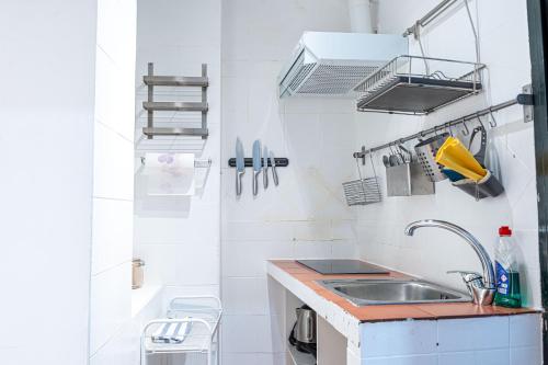 马德里Adorable apartamento en Almagro的一个带水槽和淋浴的小厨房