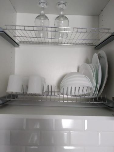 阿拉木图Молодежный的冰箱里装有盘子和盘子的架子