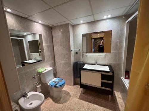 萨拉戈萨MuroHouse Apartamento con piscina Fibra1Gb Wifi Garaje的一间带水槽、卫生间和镜子的浴室