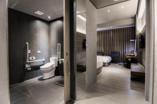 嘉义市嘉楠风华酒店的一间带床和卫生间的浴室