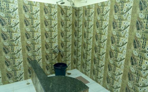 埃尔加德The Inglewood Bungalow的浴室配有带水槽的浴帘