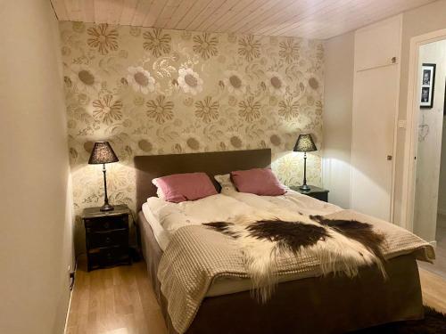 莫拉Utmelandsvägen 41 Helt hus的一间卧室配有带粉红色枕头的床。