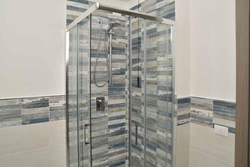 罗卡圣焦万尼Villa Caravaggio Comfort e Relax的浴室里设有玻璃门淋浴