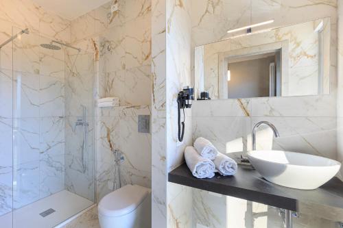 巴韦诺Maravilla - By Impero House的一间带水槽、卫生间和镜子的浴室