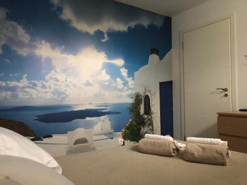 Lavender Suite的一间卧室配有天空和水面壁画