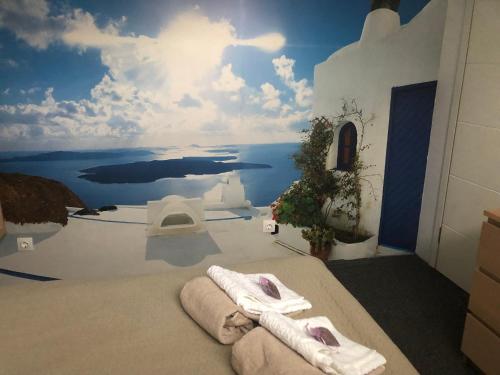 Lavender Suite的一间客房,在一张壁画床上配有两条毛巾