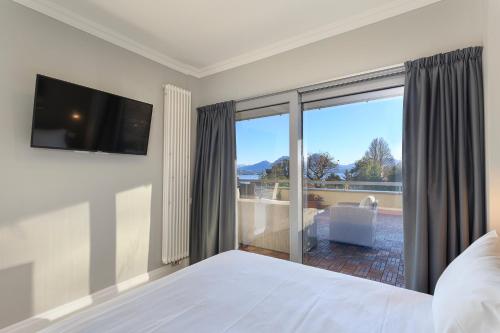 巴韦诺Maravilla - By Impero House的一间卧室设有一张床和一个滑动玻璃门