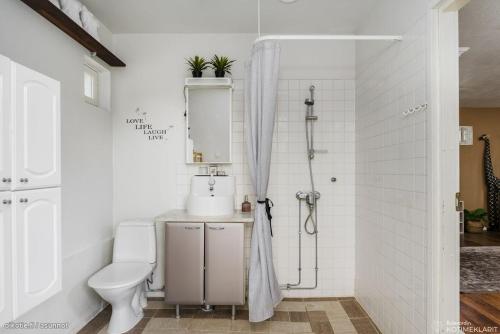 图苏拉Villa Tammikallio Guest House, near the airport - Kodikas vierasmaja Tuusulassa的白色的浴室设有卫生间和淋浴。