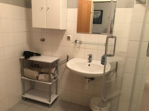 科尔新堡MF City Apartment的白色的浴室设有水槽和镜子