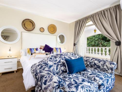 内尔斯普雷特Wölfe Krantz Luxury Accommodation的一间卧室配有一张床和一张沙发