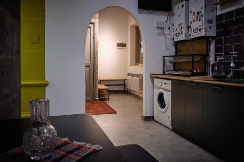 久姆里Kotun Gyumri的一间厨房,在房间内配有洗衣机和烘干机