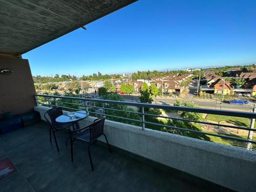 塔尔卡Departamento Buena vista的设有一个配有桌椅并享有美景的阳台。