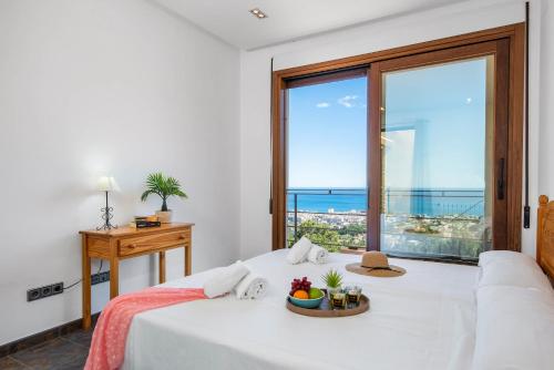 卡尔佩Villa Anis - PlusHolidays的一间卧室设有一张床,享有海景