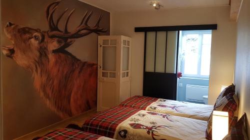 科穆斯米迪塞林斯度假屋的卧室墙上挂着鹿画