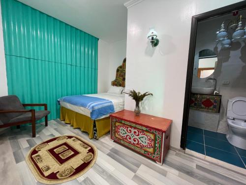 卡拉科尔Duet Hostel & Hotel的一间卧室配有一张床,浴室设有卫生间