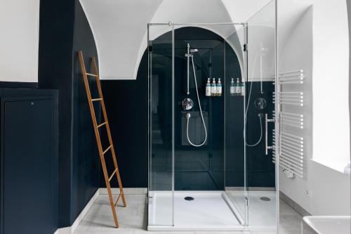 萨尔茨堡numa I Sonate Apartments的玻璃淋浴间,浴室设有梯子