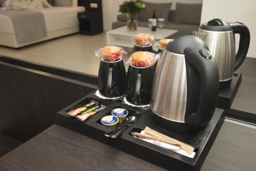 雅典International Atene hotel的厨房柜台上带咖啡壶和杯子的托盘