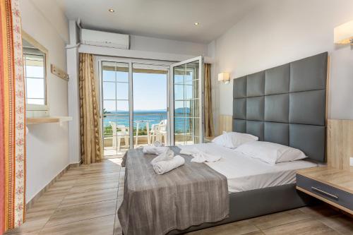 帕拉迪索Paradisos Holiday的一间卧室设有一张大床和一个大窗户
