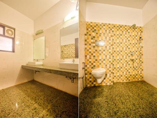 莫尔穆冈Luxury 3BHK Villa with Private Swimming Pool near Candolim的浴室的两张照片,配有卫生间和水槽