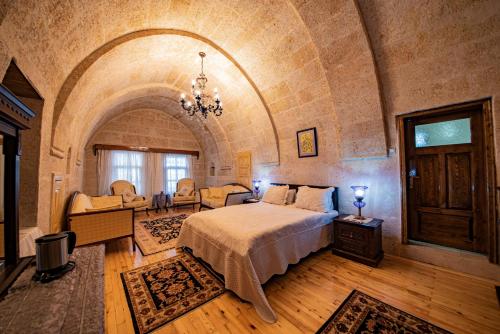 MustafapaşaUpper Greek House的一间带一张床铺的卧室,位于带拱门的房间