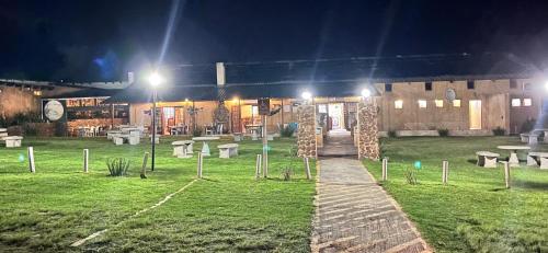 拉塞利亚拉塞利亚乡村庄园酒店的一群晚上在公园里野餐桌