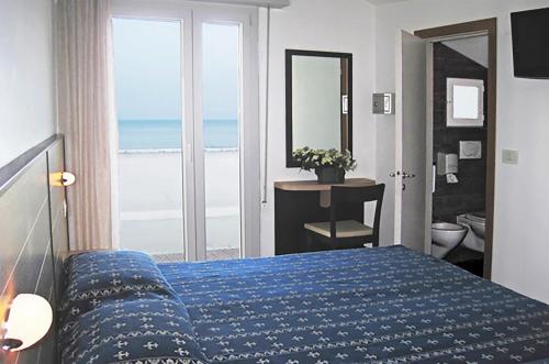 里乔内Hotel Sorriso - molto più di una stella的一间享有海景的卧室,配有一张蓝色的床