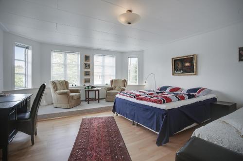 奥尔堡Skovbakkens B&B的卧室配有一张床、一张桌子和椅子