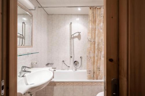塞斯托Garni Reider的带浴缸、水槽和淋浴的浴室