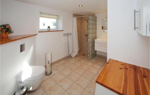 BallenBeautiful Apartment In Sams With Wifi的浴室配有卫生间、盥洗盆和淋浴。